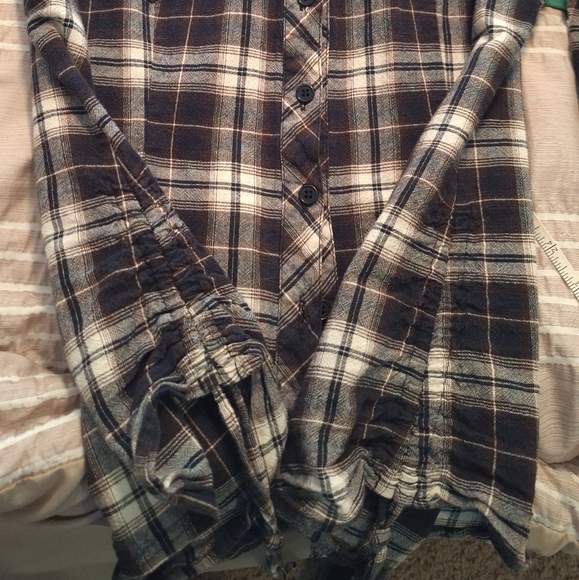Charlotte Russe Plaid, Buttoned Top, ¾ Sleeve - Picture 4 of 10